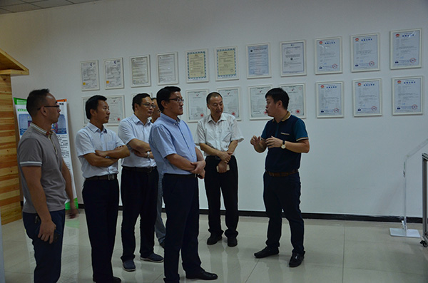 肥東縣委書記耿延強(qiáng)和中科大公共事務(wù)學(xué)院院長(zhǎng)宋偉1 肥東縣委書記耿延強(qiáng)和中科大公共事務(wù)學(xué)院院長(zhǎng)宋偉1