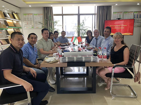 外貿(mào)客戶和技術團隊交流 外貿(mào)客戶和技術團隊交流