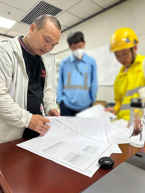 環(huán)瑞電伴熱技術(shù)人員和客戶交流方案.jpg 環(huán)瑞電伴熱技術(shù)人員和客戶交流方案.jpg