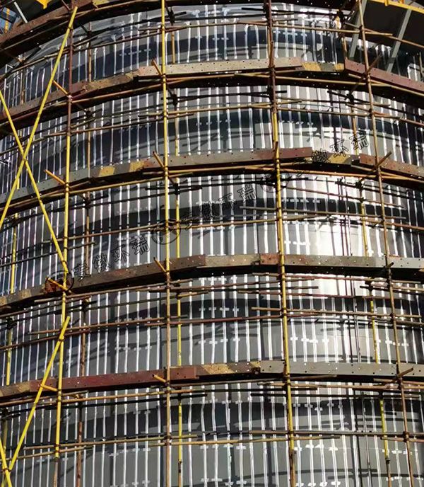 電伴熱帶在石油化工儲罐上安裝實物圖.jpg 電伴熱帶在石油化工儲罐上安裝實物圖.jpg